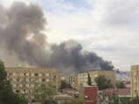 По данным агентства, в результате взрыва начался пожар. Сайт Vesti.Az со ссылкой на очевидцев пишет, что взрывы продолжаются и происходят на участке складских помещений