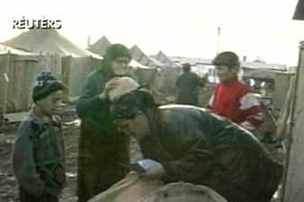 Чеченцы, потерявшие жилье и проживаюшие в палаточных лагерях в Ингушетии. Съемка Reuters