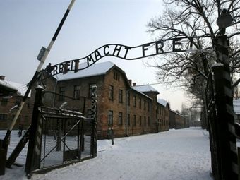   "Arbeit Macht Frei"    18  2009 .  ©AFP