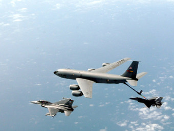 KC-135  F-16.    aviationspectator.com